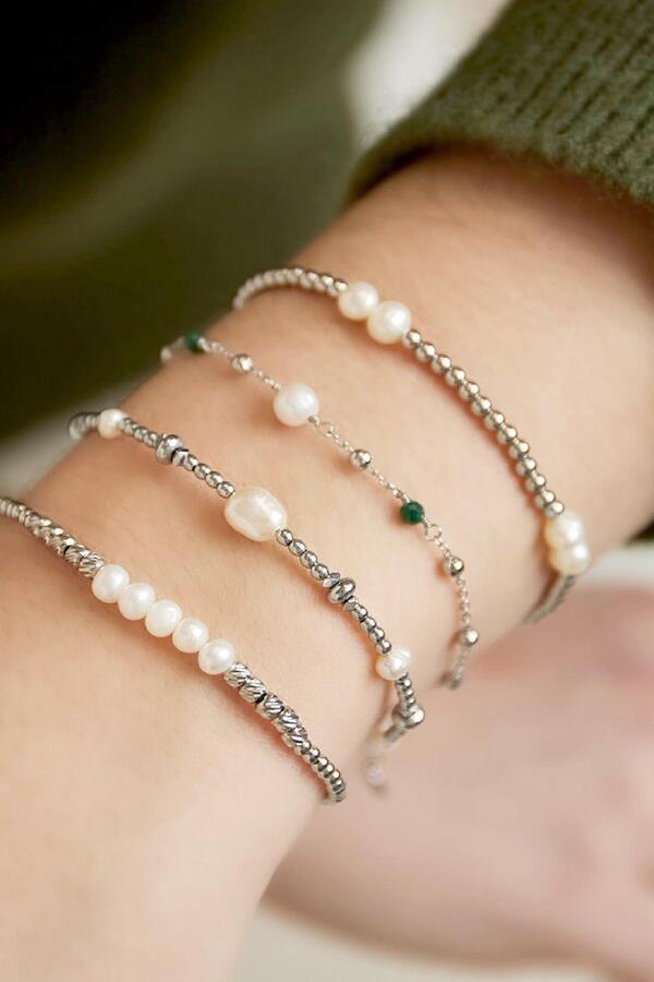 Armband mit kleinen Steinen und Perlen